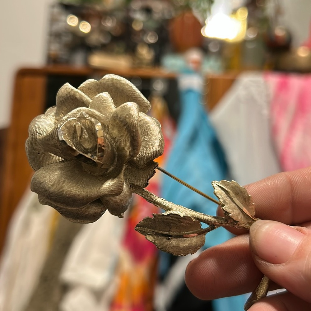 Giovanni Goldstone Rose brooch
